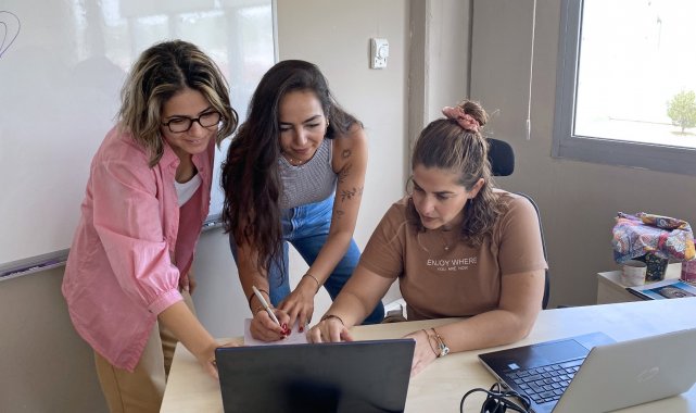 İletişim uzmanları öğrencilere yön gösteriyor