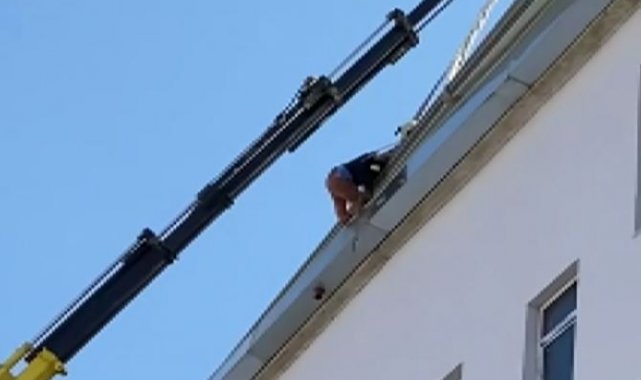 İnşaat işçisi çatıda asılı kaldı