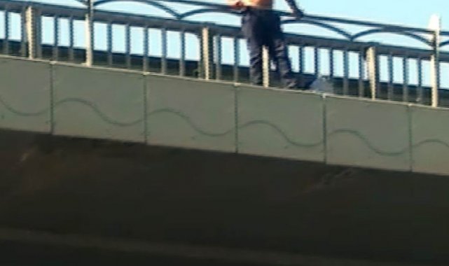 İntihar etmek isteyen şahıs, kendini üst geçitten şişme çadıra bıraktı