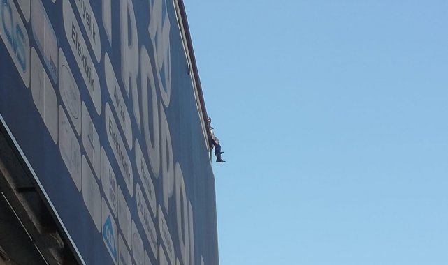 İntihar için çatıya çıkan adam ikna edildi