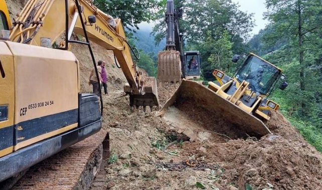 İş makinesini kurtarmaya gelen vinci iş makineleri kurtardı