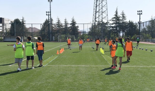 Isparta&#039;da 70 sporcunun katıldığı yaz futbol okulu sona erdi