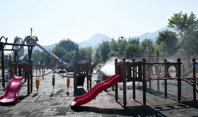 Isparta&#039;da parklar ve çocuk oyun alanları temizleniyor, dezenfeksiyonu yapılıyor
