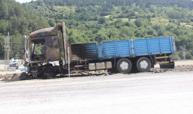 İstanbul'dan Sinop'a jeneratör götüren kamyon, alev alev yandı