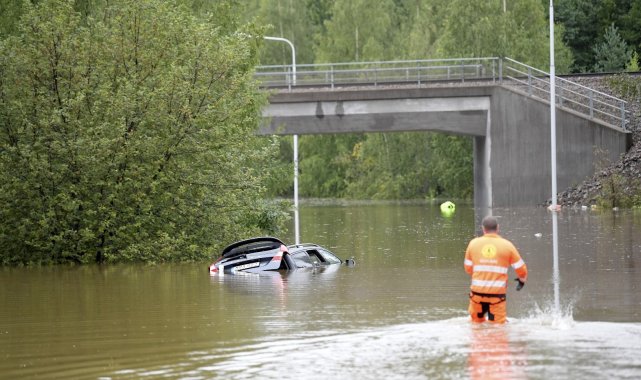 İsveç&#039;in güneyini sel vurdu