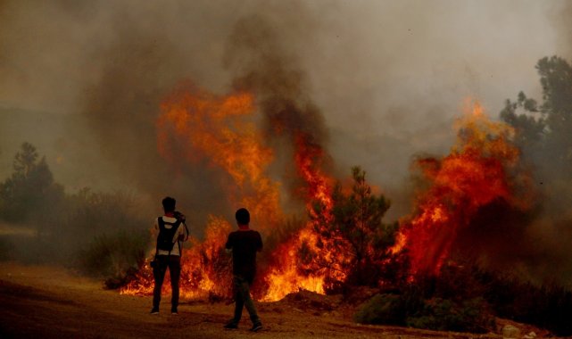 İtfaiye erleri Manavgat&#039;ta alevleri söndürmeye çalışırken büyük tehlike atlattı