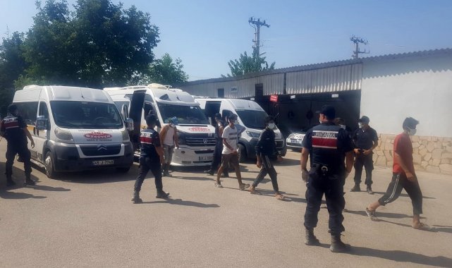 İzinsiz yabancı uyruklu işçi çalıştıran mermer ocağına baskın: 107 kişi yakalandı