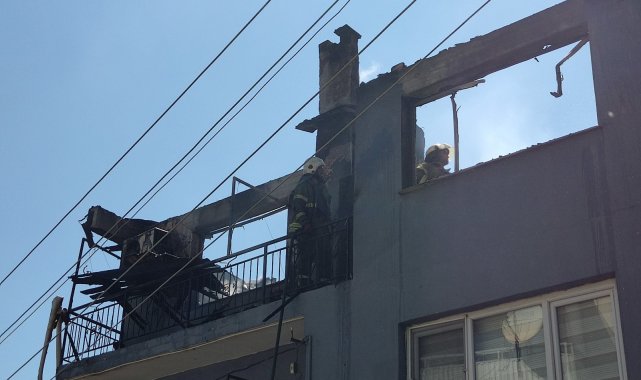 İzmir&#039;de ev alevlere teslim oldu