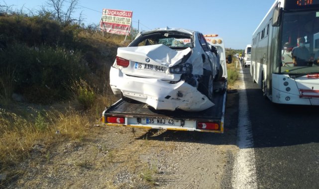 İzmir&#039;de virajı alamayan otomobil kanala yuvarlandı: 3 yaralı