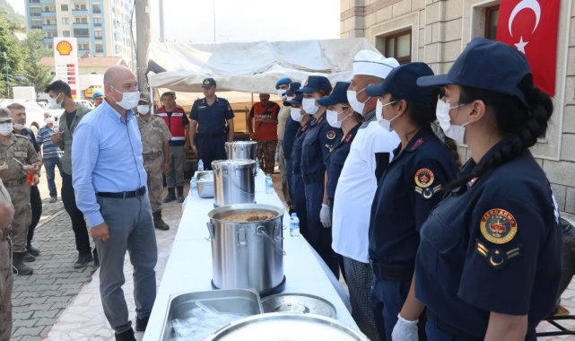 Jandarma ekipleri, selde hayatını kaybedenler için helva dağıttı