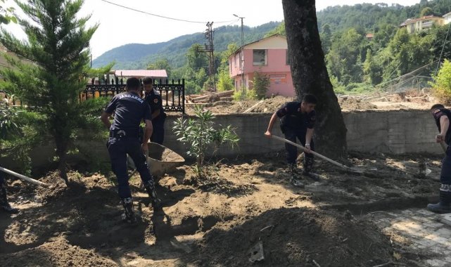 Jandarma ekipleri, selden etkilenen camiyi temizledi