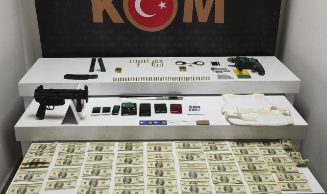 Kaçakçılık operasyonunda sahte dövizler ve balistik yelek hayrete düşürdü