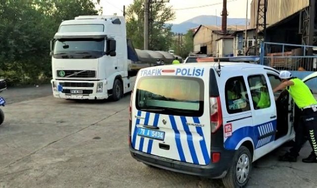 Kaçtığı polislerin üzerine önce tırı sürdü, sonra mukavemet gösterdi