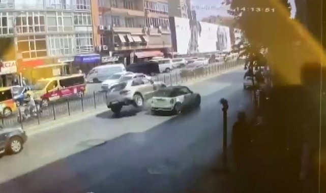Kadıköy&#039;de lüks araçla sollamada feci kaza: 2 yaralı