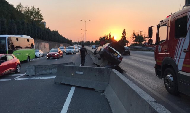 Kadın sürücü tırı sollamak isterken bariyerlere çarptı: 2 yaralı