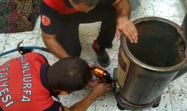 Kafası soba borusuna sıkışan yavru kediyi itfaiye kurtardı