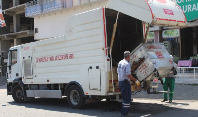 Kahta&#039;daki çöp konteynerleri parfümlü dezenfektanla yıkanıyor