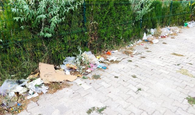 Kaldırım çöplüğe döndü