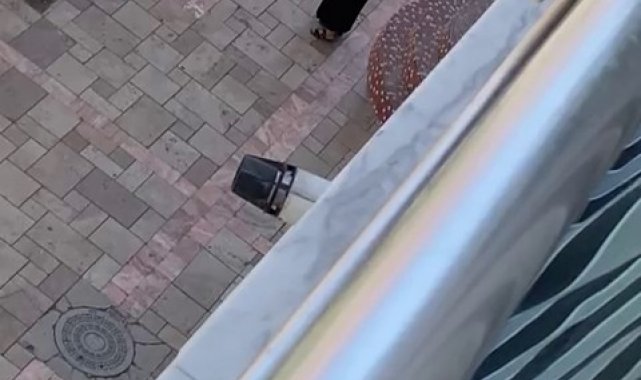 Kaldırımda giden elektrikli bisikletli kadın kendisini uyaran engelliyi darp etti