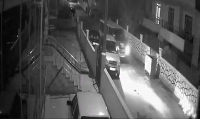 Kamyonetin 2 araca vurup kaçması güvenlik kamerasında