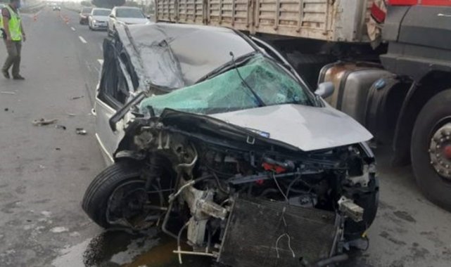 Kamyonla çarpışan otomobil hurdaya döndü: 2 yaralı