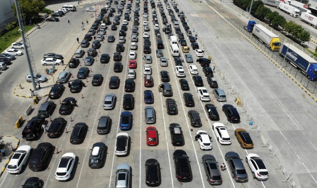 Kapıkule&#039;de gurbetçiler akın akın geri dönüyor