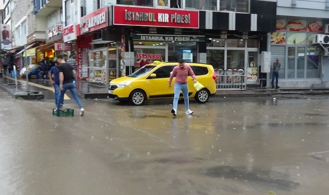 Kars&#039;ta caddeler gölete döndü