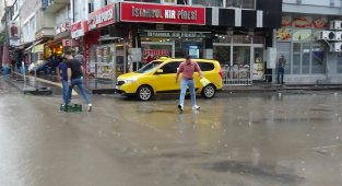 Kars'ta caddeler gölete döndü