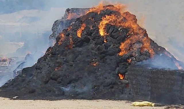 Kastamonu&#039;da 150 ton saman balyası alev alev yandı