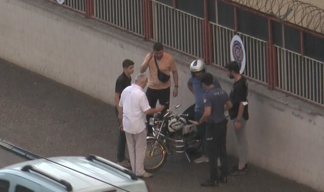 Kayan motosiklet otomobile arkadan çarptı