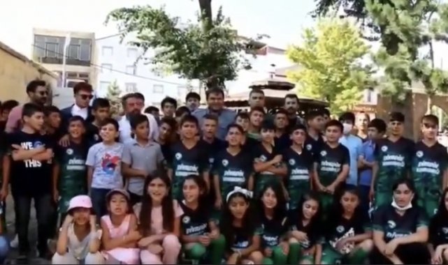 Kaymakam Balcı&#039;dan çocuklara forma sürprizi