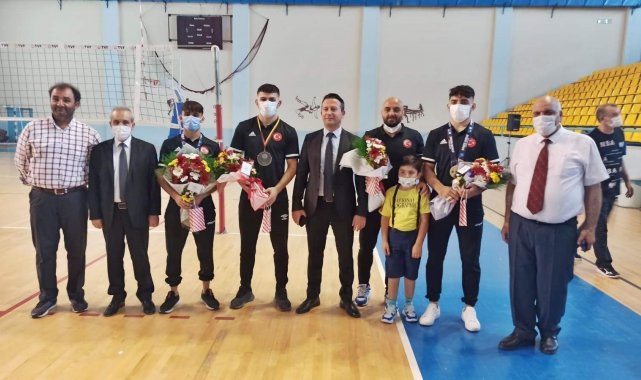 Kaymakam Görmüş&#039;ten milli güreşçilere ödül