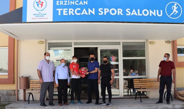 Kaymakamdan genç güreşçilere hediye