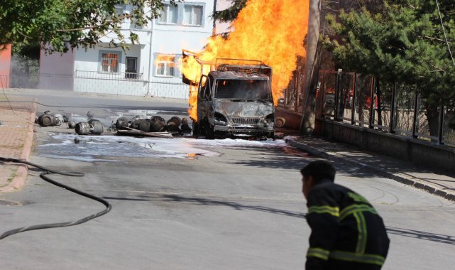 Kayseri&#039;de savaş filmlerinin sahnelerini aratmayan yangın