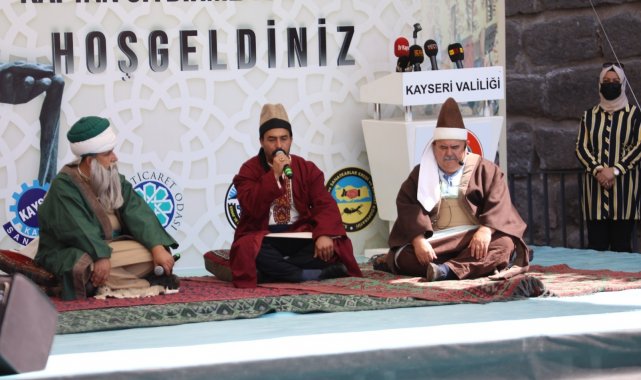 Kayseri&#039;de yılın ahileri kaftanlarını giydi