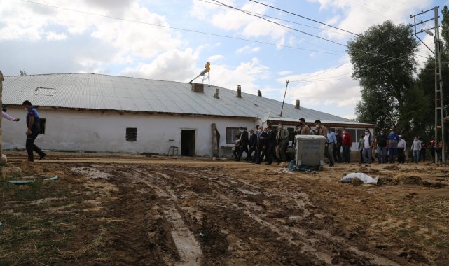 Kayseri&#039;deki sel bölgesinde Vali Günaydın ve Başkan Büyükkılıç incelemelerde bulundu