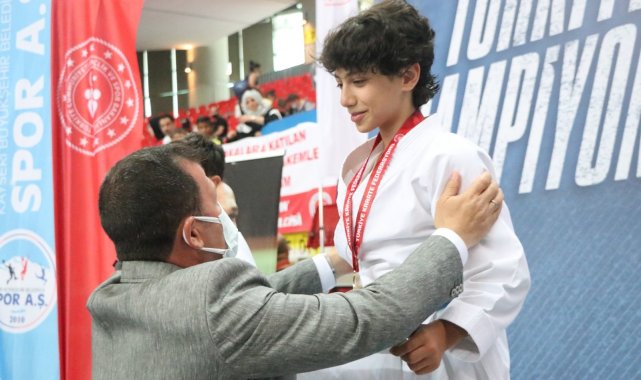 Kayserili şampiyona madalyasını Ali İhsan Kabakcı takdim etti