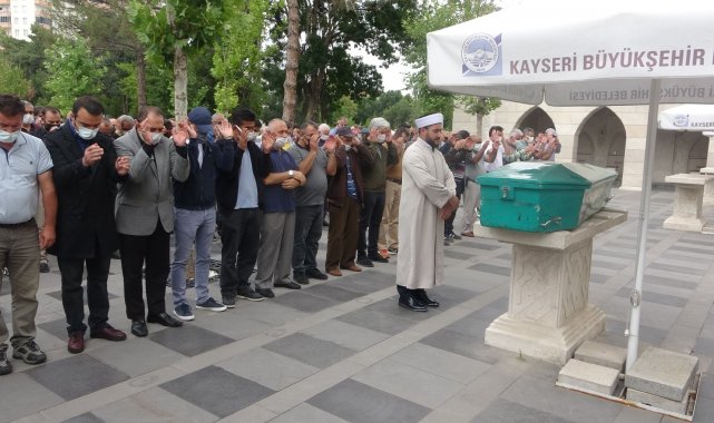 Kazada hayatını kaybeden öğretmen toprağa verildi