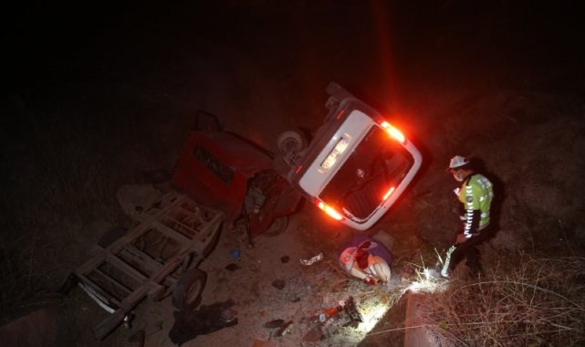 Kazada kamyon ikiye bölündü, iki araçta tarlaya uçtu