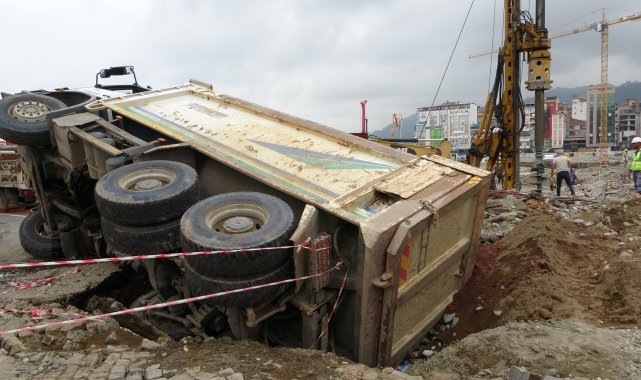 Kazılan yolun kör noktasına rastlayan kamyon devrildi