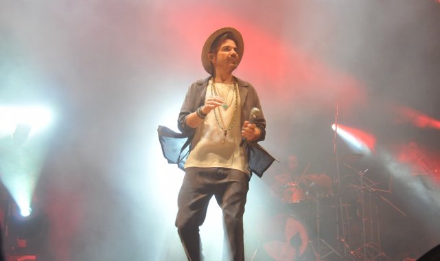 Kenan Doğulu Çeşme&#039;de unutulmaz bir konser verdi