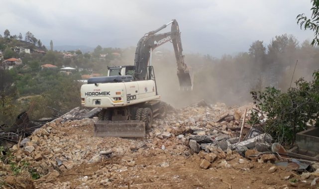 Kepez Belediyesi, Gündoğmuş&#039;taki yıkım çalışmalarına katıldı