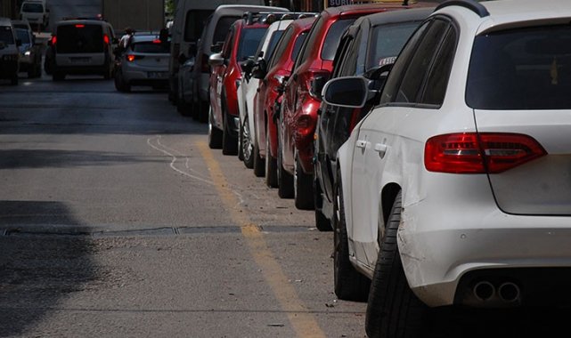 Keşan&#039;da bir otomobil park halindeki 5 araca çarptı