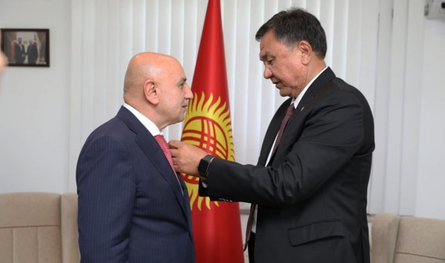 Kırgızistan Cumhurbaşkanı Caparov&#039;dan Başkan Altınok&#039;a devlet nişanı