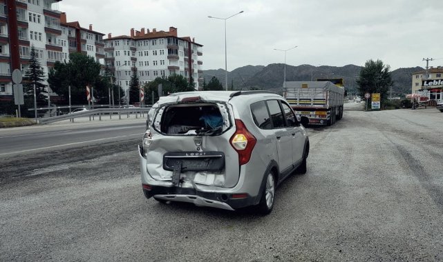 Kırmızı ışıkta bekleyen otomobile tır çarptı: 1 yaralı