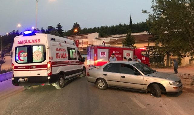 Kontrolden çıkan otomobil önce kaldırıma sonra ağaca çarparak durabildi