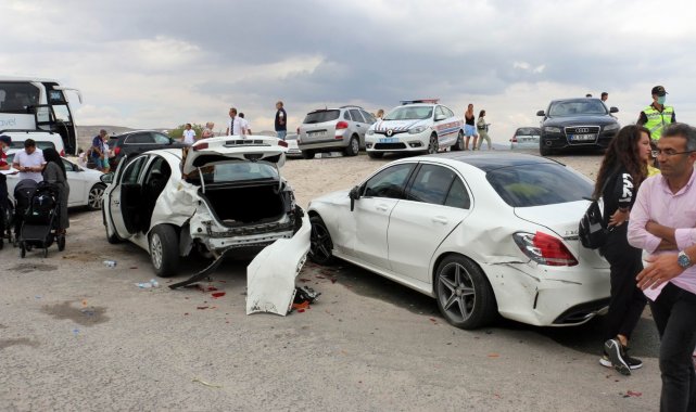 Kontrolden çıkan otomobil park halindeki araçlara çarptı: 2 yaralı