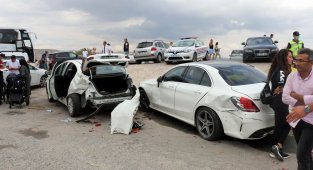 Kontrolden çıkan otomobil park halindeki araçlara çarptı: 2 yaralı