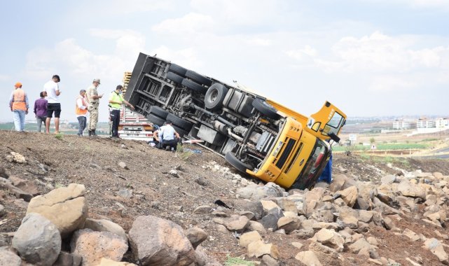 Kontrolden çıkan tır devrildi: 2 yaralı