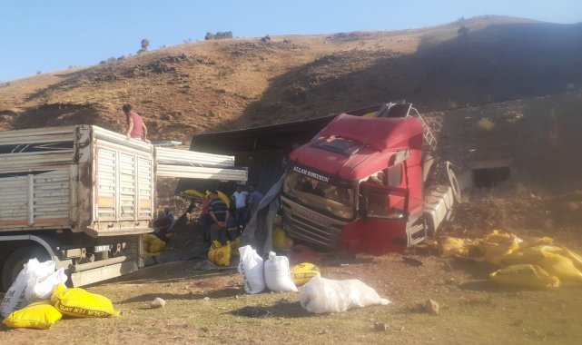 Kontrolden çıkan tır devrildi, yemler savruldu
